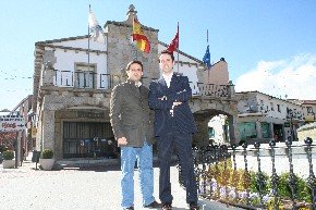 Daniel Pérez (izda.) y Carlos Gómez (dcha.), ante la fachada del Ayuntamiento de Galapagar (Foto: Ricardo Miguel Peña)